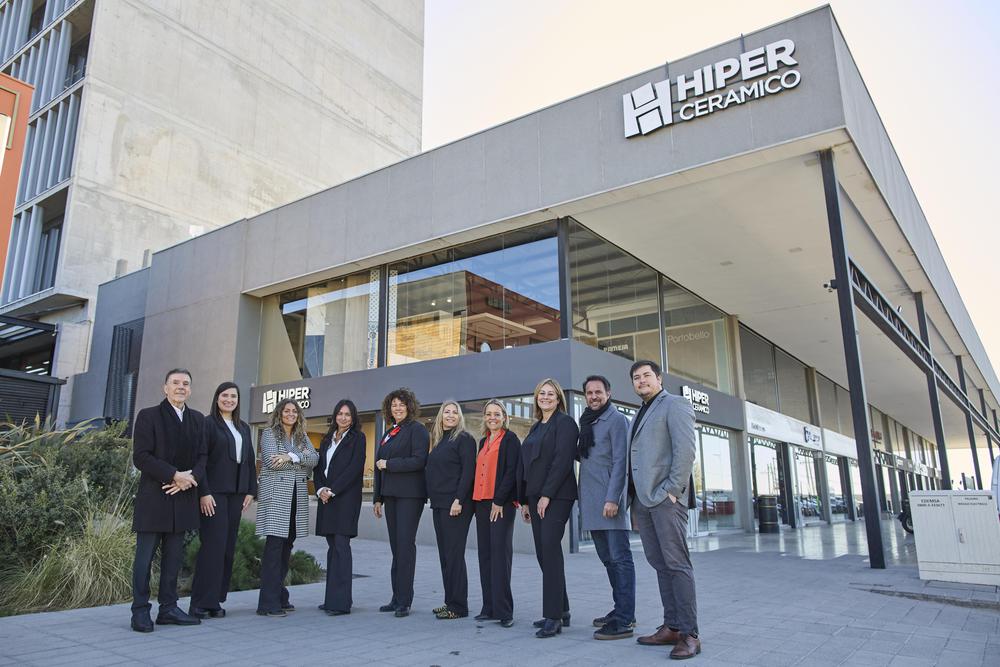 Directivos de la empresa y colaboradores de la nueva tienda frente al nuevo local.