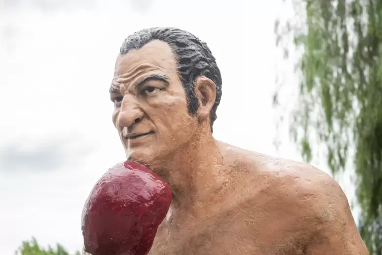 Mendoza municipio, escultura Nicolino Locche
