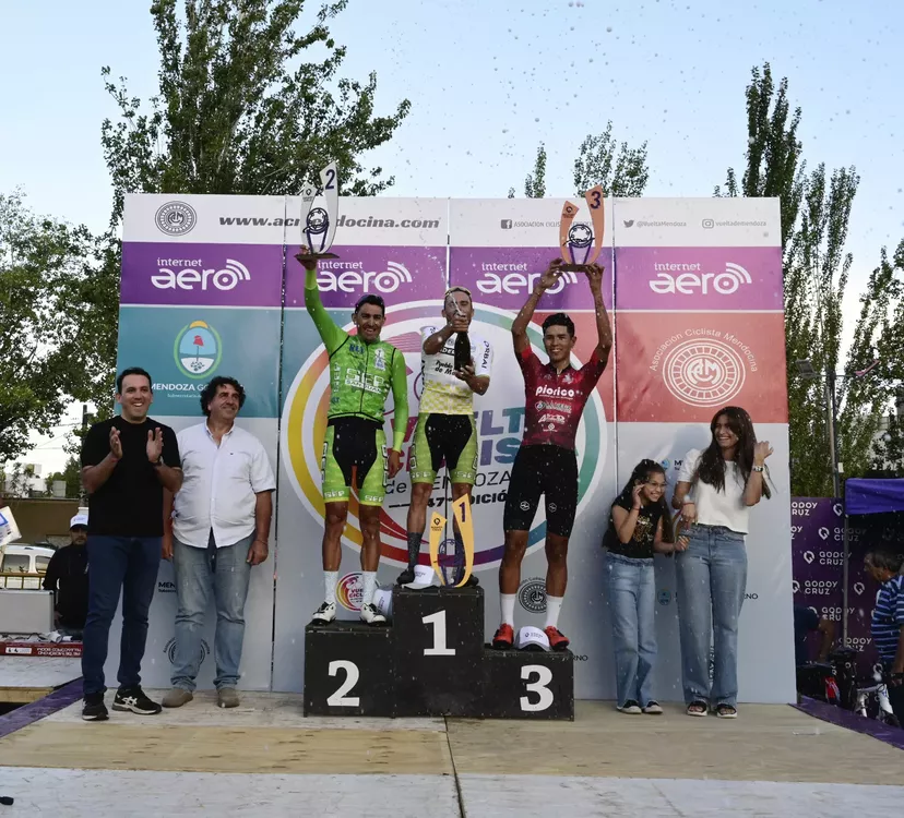 Prólogo-de-la-Vuelta-de-Mendoza-2023-en-Godoy-Cruz-carrera-podio