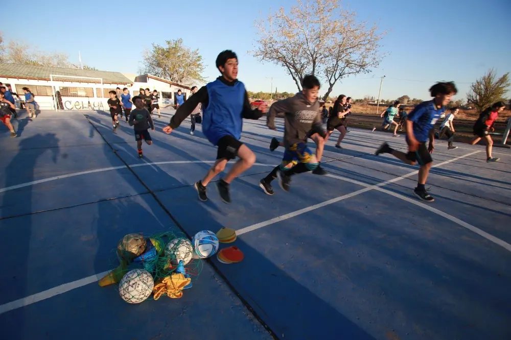 chicos jugando futbol guaymallen