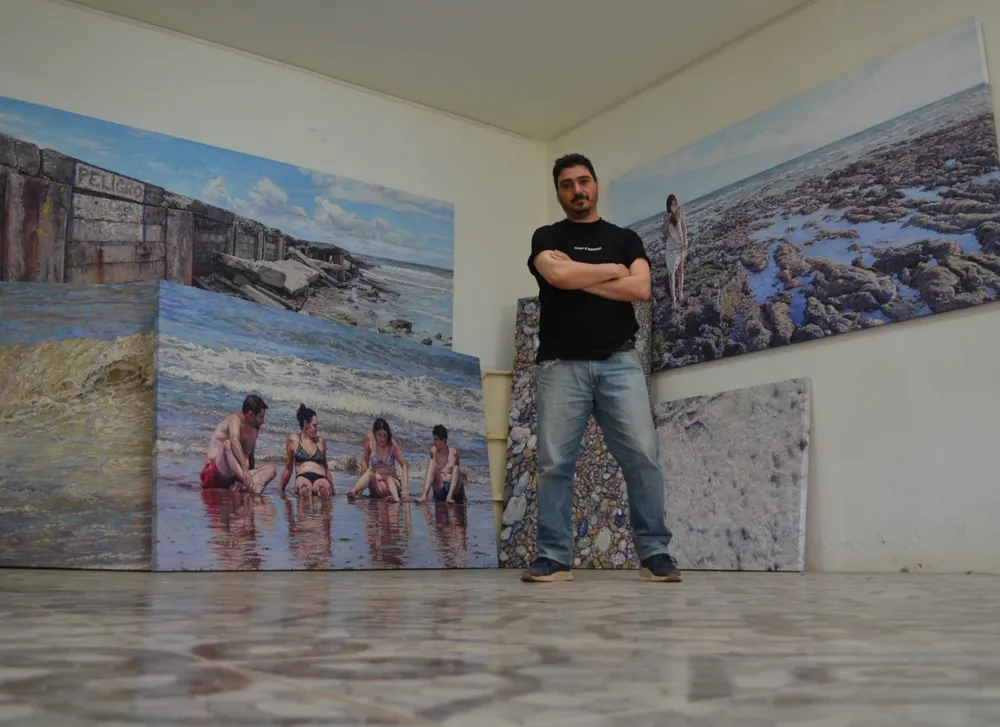 Mauro Cano en su taller muestra La montaña en el mar