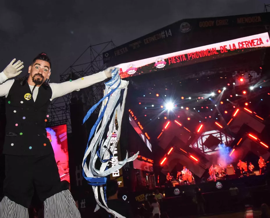 fiesta de la cerveza godoy cruz artista señalando el escenario okok