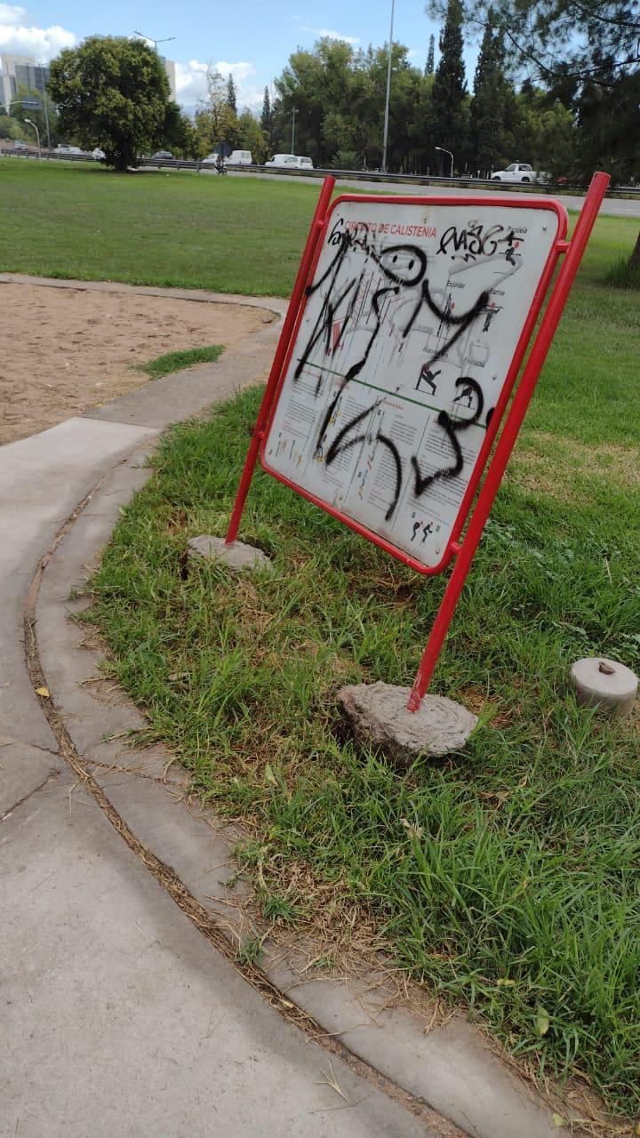 Islas lúdicas vandalizadas (2)