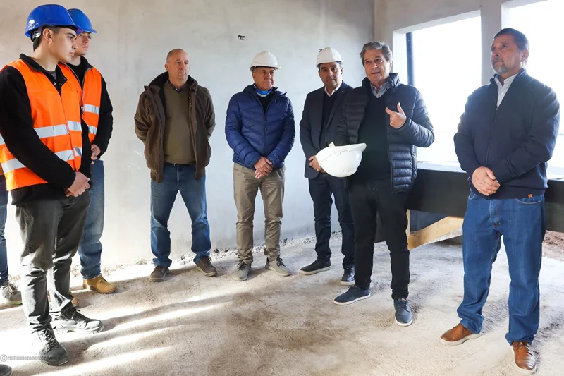 Atilio Calzetta, vicepresidente de CECIM, y Carlos Daparo, subsecretario de Infraestructura Escolar, celebraron la iniciativa.