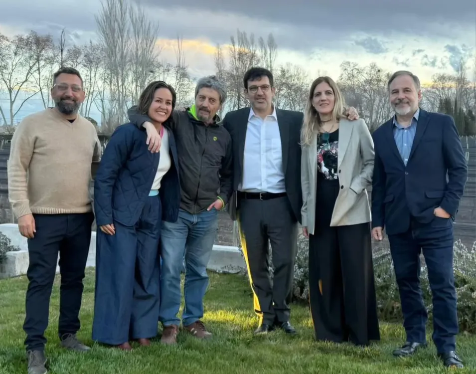 Gonzalo Garces junto a los anfitriones de Autores por los  Caminos del Vino  Alejandro Zogbi, Claudia Piedrahita, Andres GAbrielli, Jimena Silvestri y Gustavo Flores Bazan.