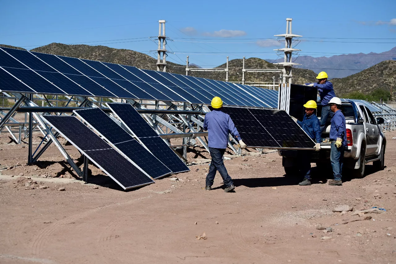 Parque Solar Godoy Cruz colocación de paneles 12