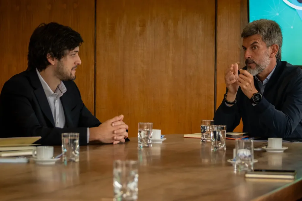De izq a der Juan Martín Cappellini, Head de Uber Eats Argentina y Ulpiano Suárez, Intendente de la Ciudad de Mendoza