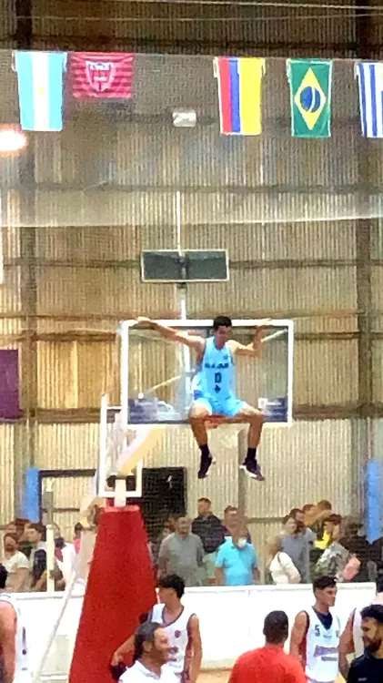 Basquet, Macabi campeón, cortando redes