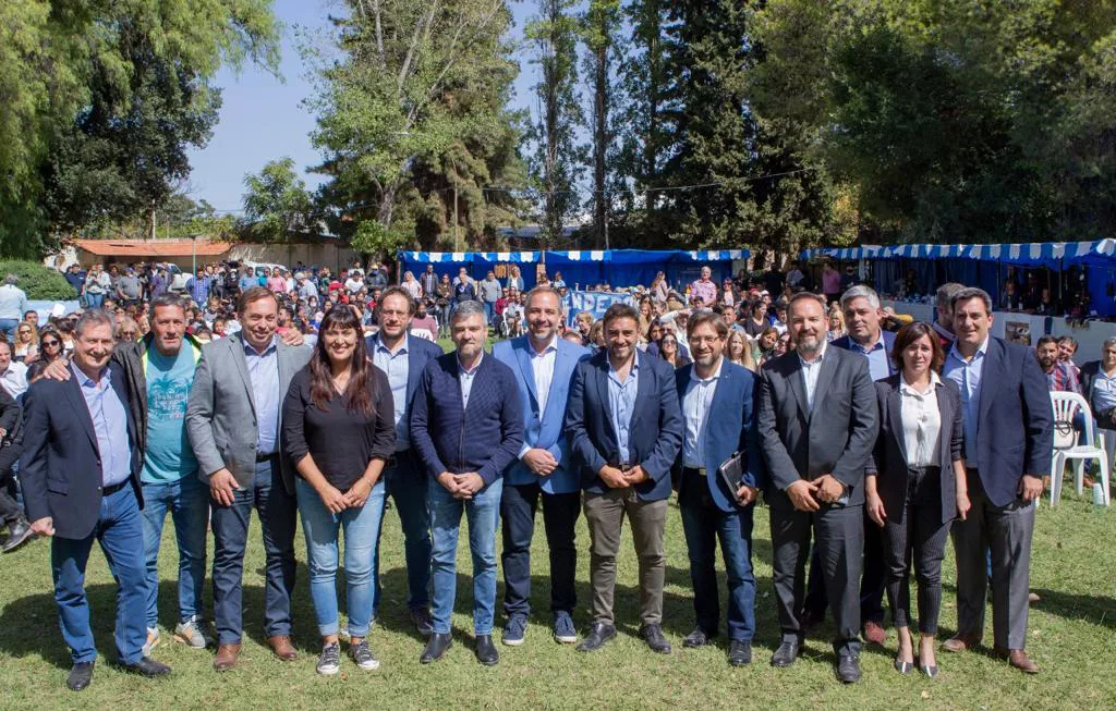 Matías Stevanato junto a funcionarios y funcionarias