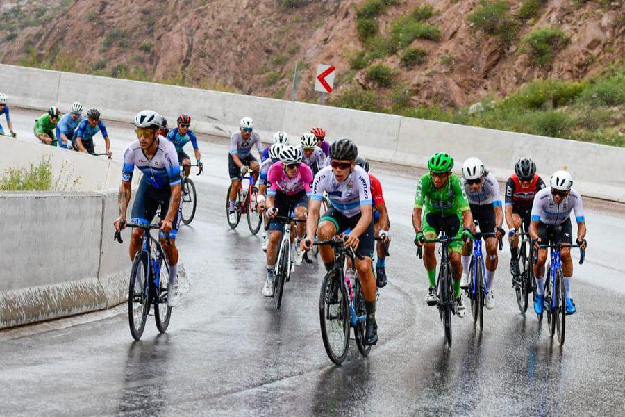 Vuelta 2024, bajo la lluvia en Potrerillos