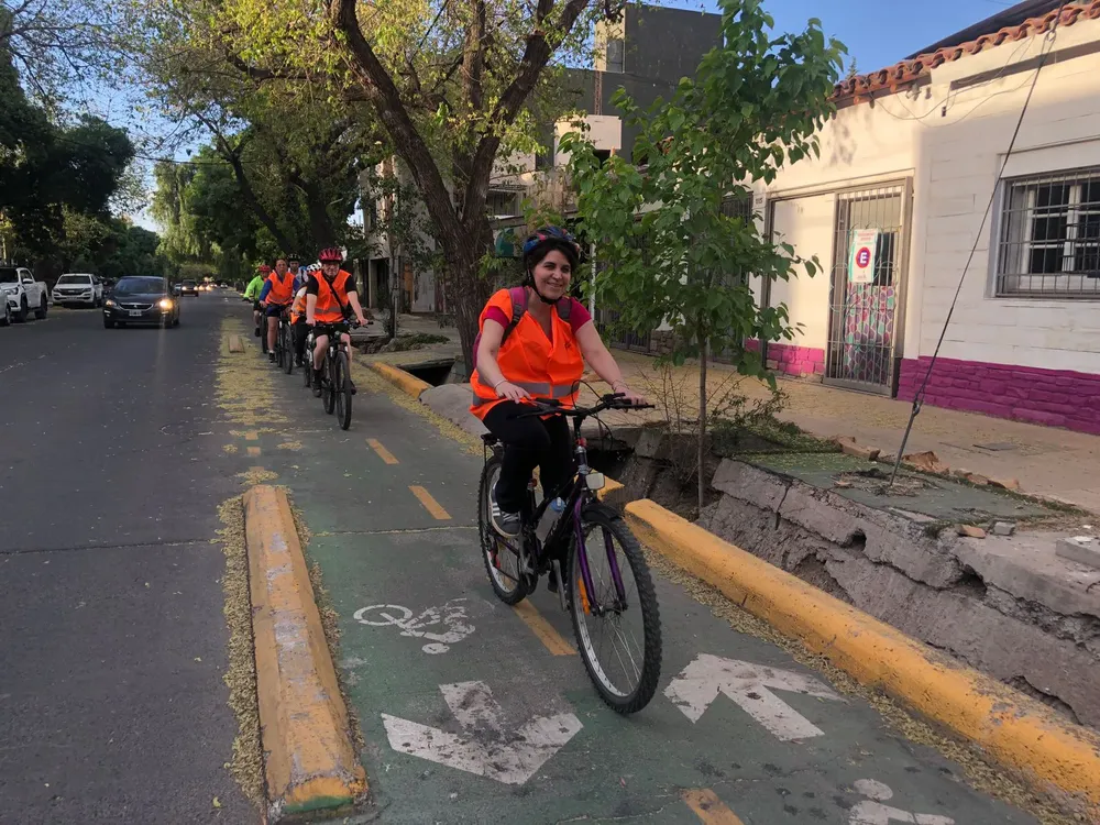 El Bicitour + Olivo no fue solo un recorrido urbano: fue una invitación a redescubrir la ciudad desde el pedal, conectar con sus sabores y paisajes, y compartir historias que siguen rodando más allá del asfalto. Una experiencia que deja huella… y ganas de repetirla.