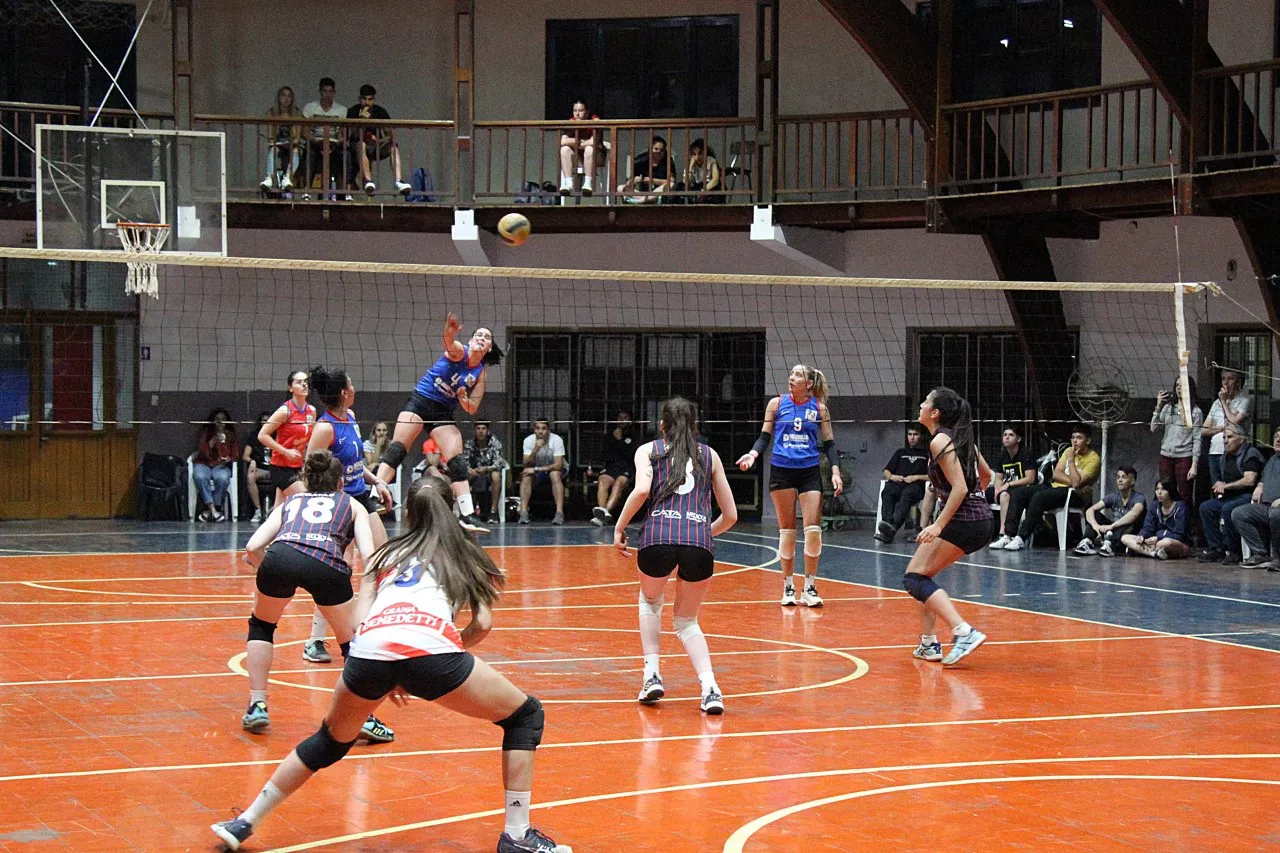 Voley, clásico Policial-Regatas en semis