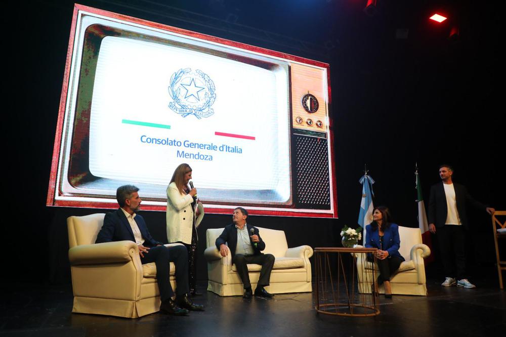 Anfitriones y autoridades de gobierno participaron de la intervención artística planificada.