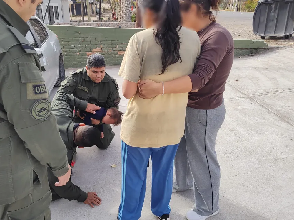 Gendarmes realizaron la maniobra Heimlich a un menor que se había ahogado (2)
