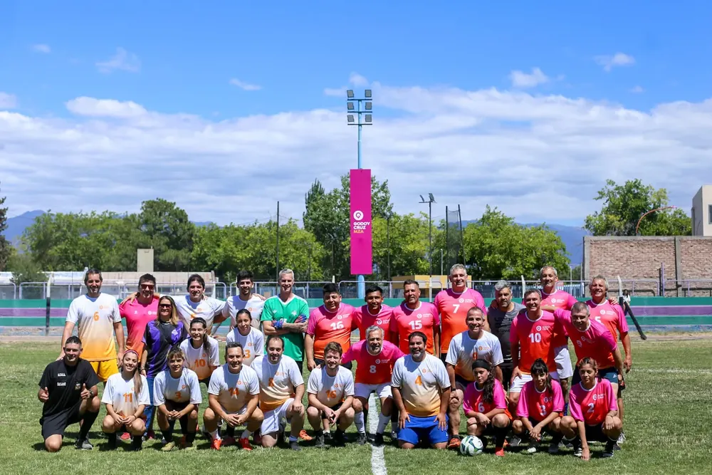 Polideportivo La Gloria, colocación de nuevo césped