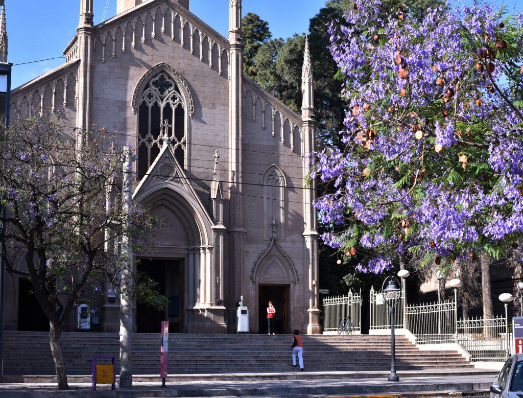 jacaranda-godoy-cruz-iglesia-san-vicente