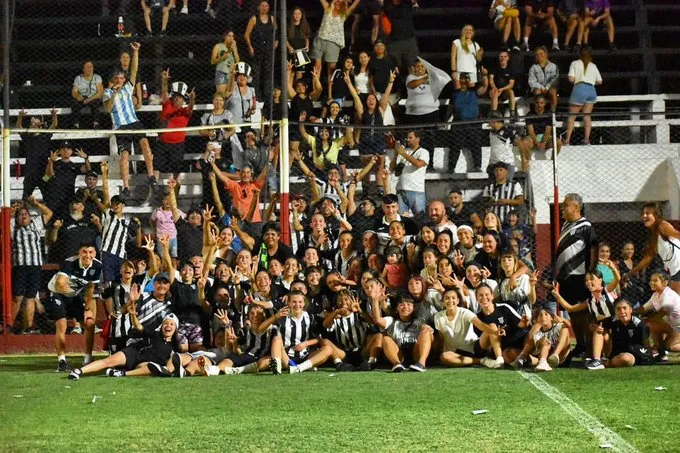 Futbol femenino, Gimnasia campeón