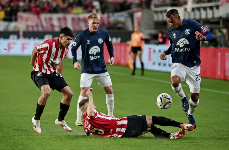 Independiente Rivadavia, Estudiantes de La Plata