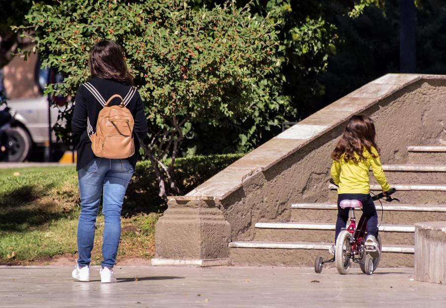 madre-e-hija-en-plaza-godoy-cruz