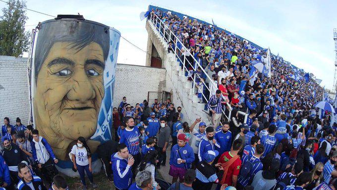 Hinchas tombinos rompieron candados e ingresaron al Gambarte