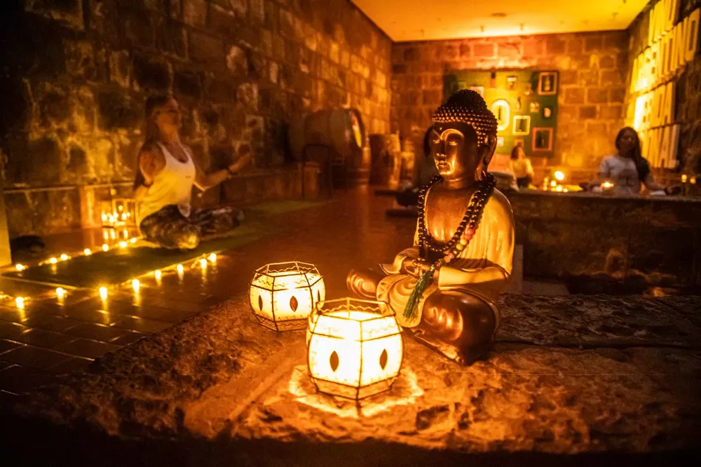 Un ambiente cálido e intimista en las cavas de la Enoteca