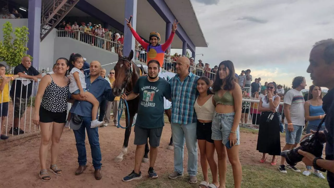 Turf, Jorge Cánova jockey de Kennedy Black