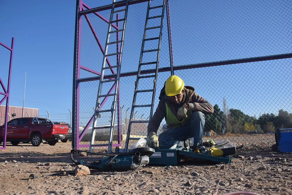 granja solar godoy cruz hombre trabajando