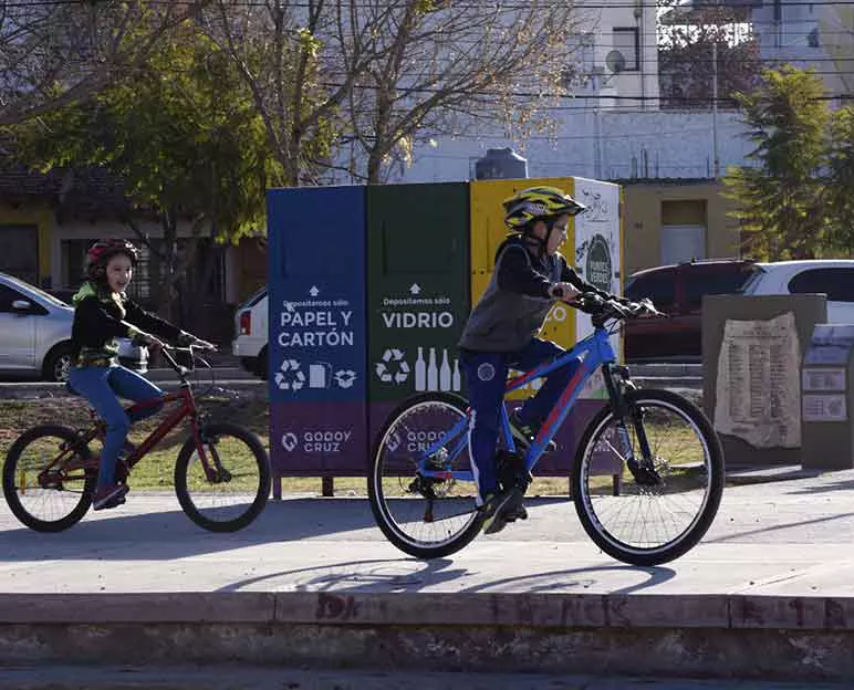 Niños-en-bicicleta-y-punto-verde-Luis-Menotti-Pescarmona