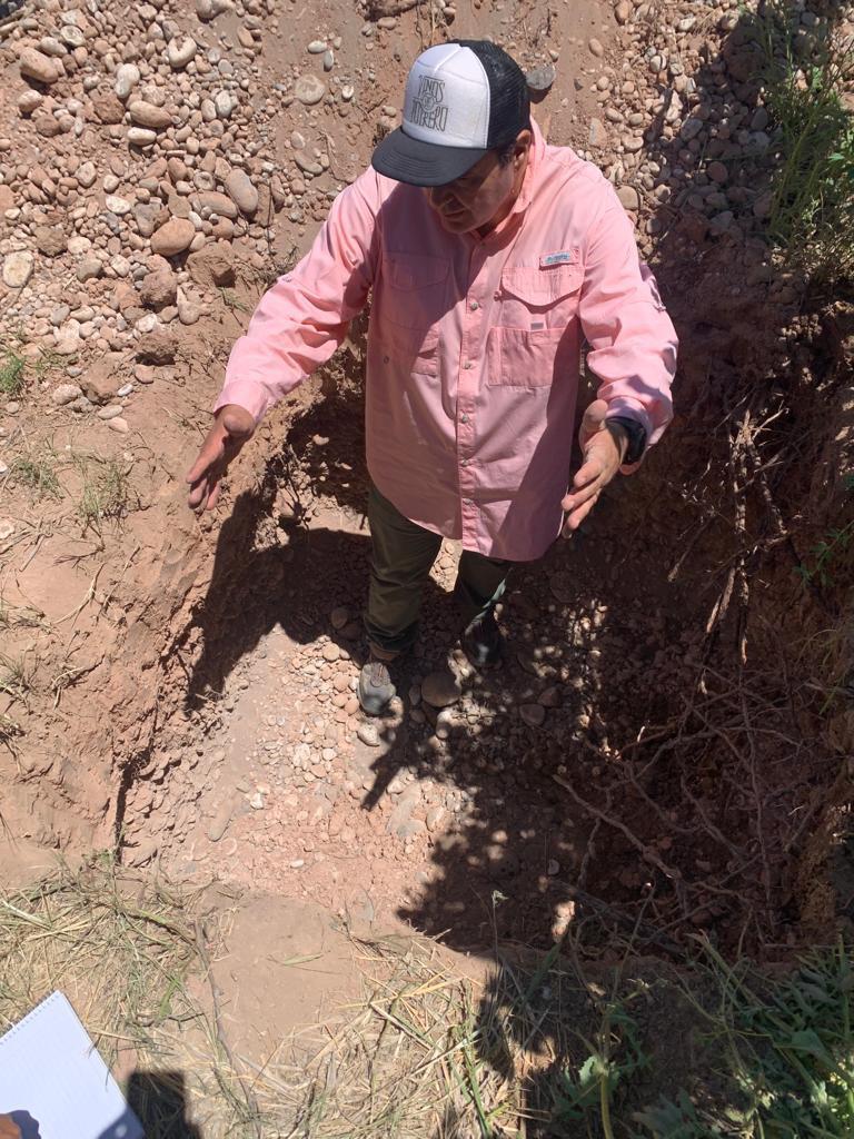 Calicata realizada a mano para realizar diferentes estudios de suelo