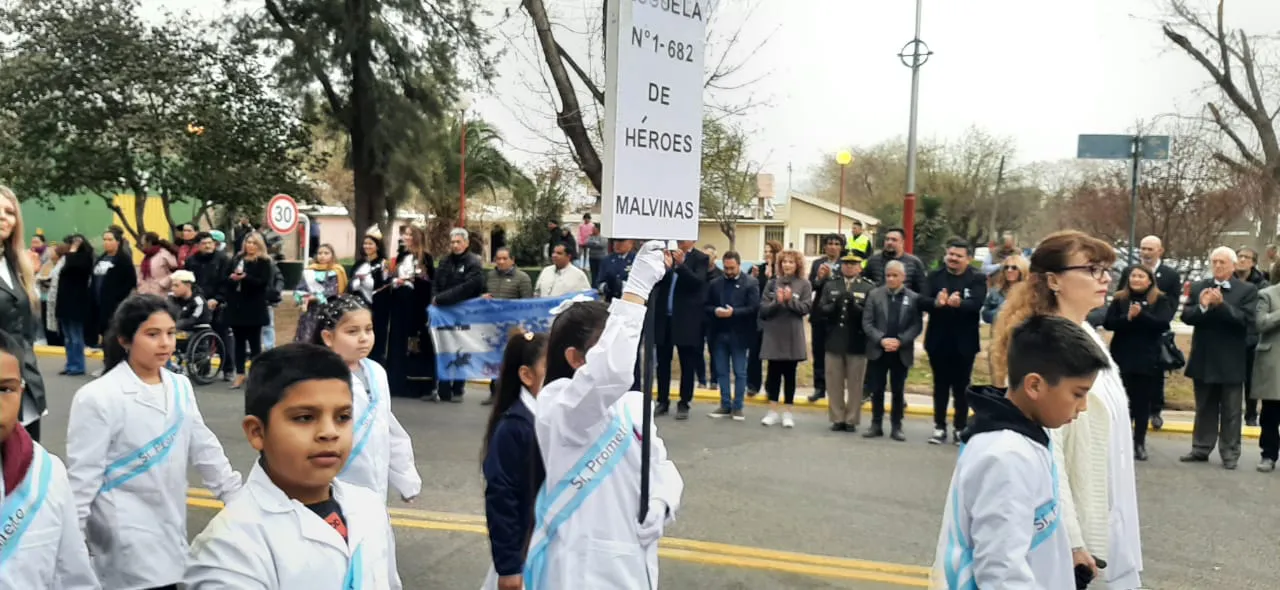 niños_desfilando_17082023