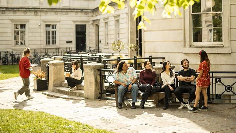 estudiantes-en-universidad-beca-chevening