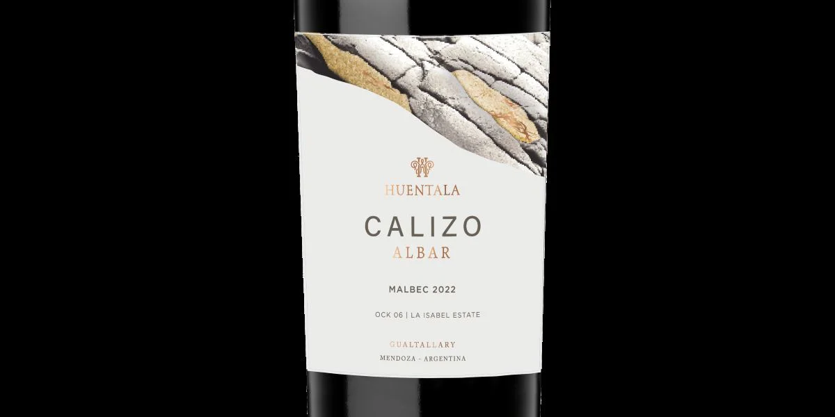 ETIQUETA HUENTALA CALIZO - ALBGAR MALBEC 2022 - MOCKUP BOTELLA