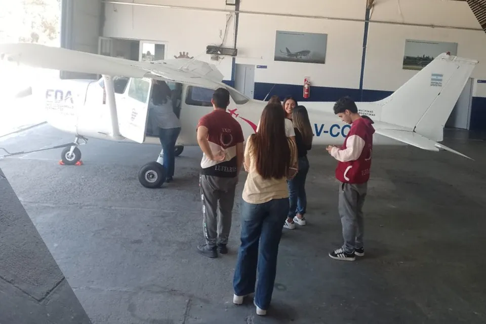 estudiantes avion entrenamiento