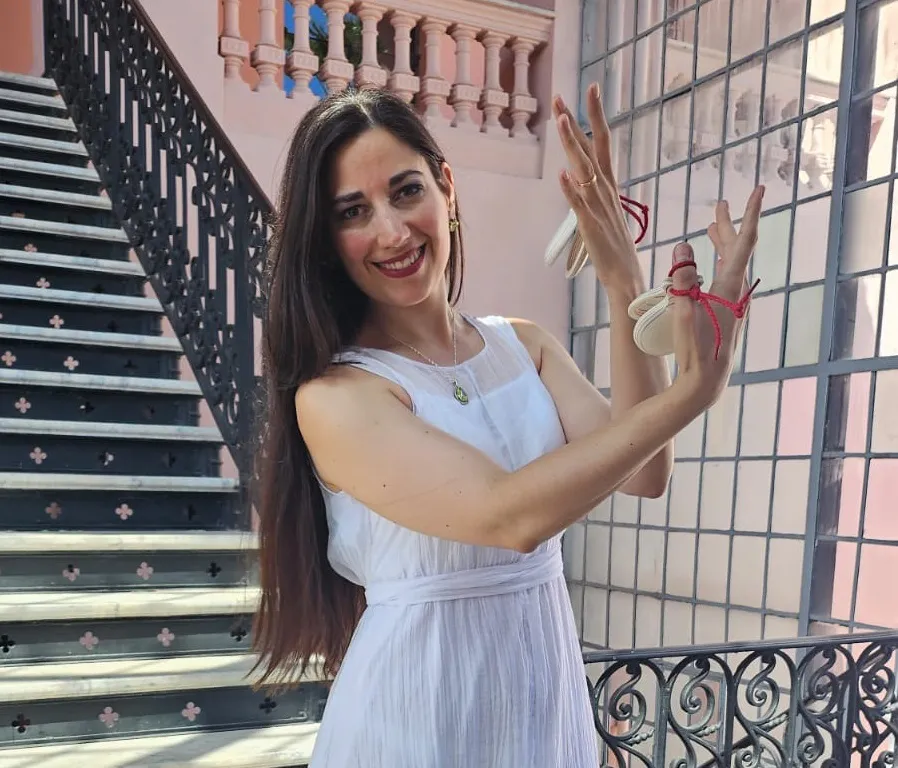 flor-fourcade-castanuelas-blancas-4