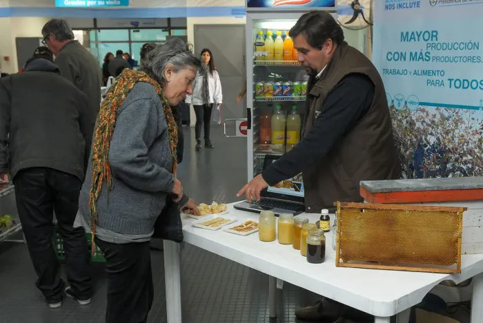 25-06-15degustacion-productos-miel-700x469