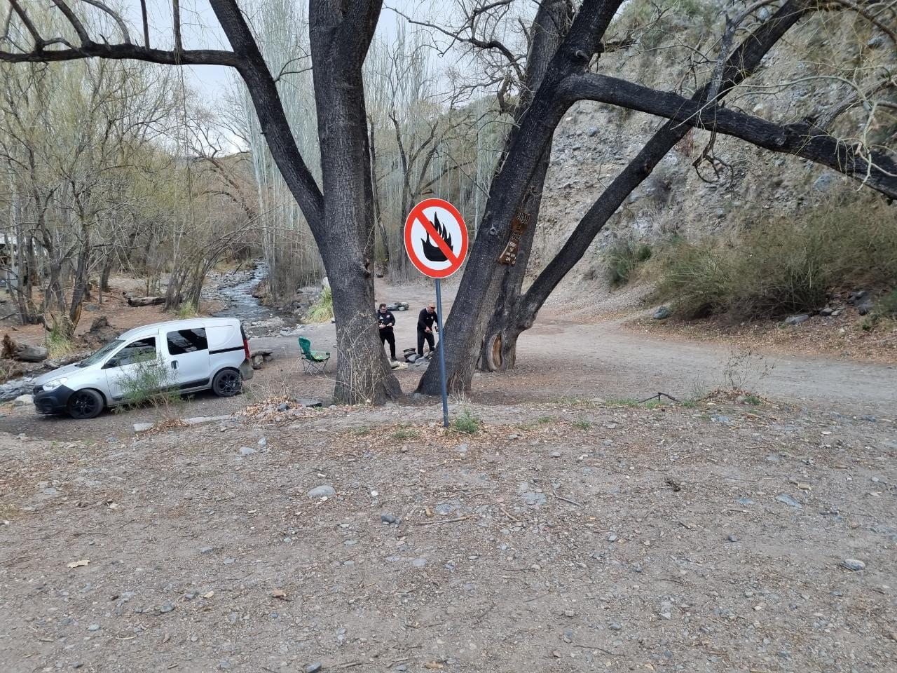 El fuego lo estaban haciendo al lado de la cartelería preventiva