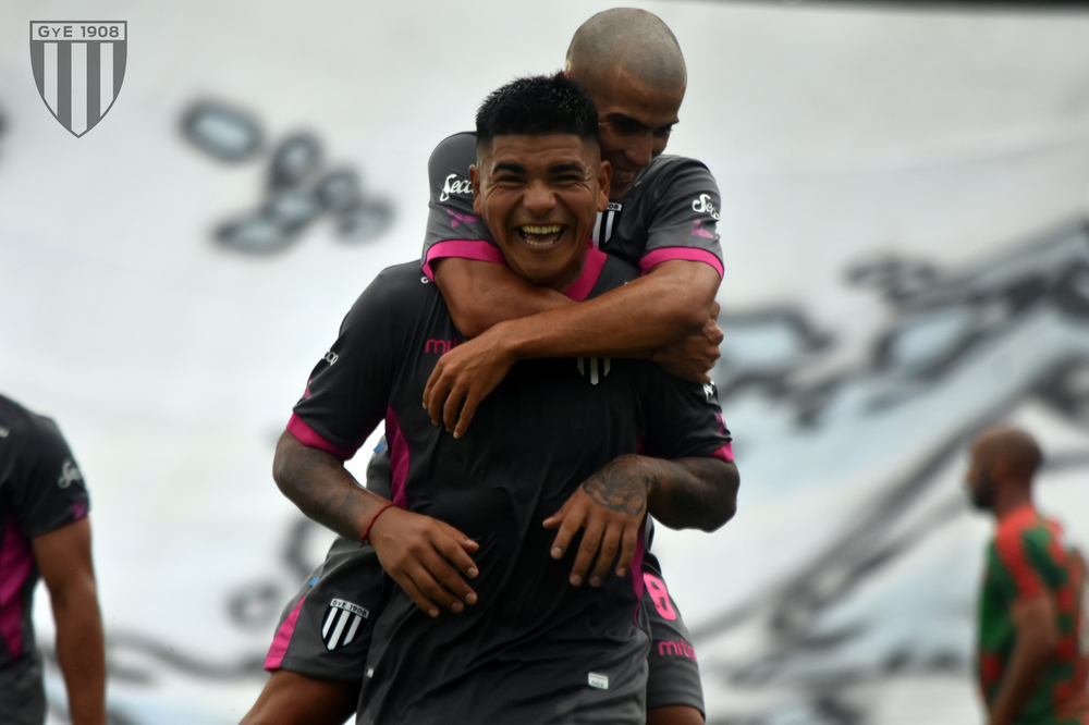 Ramón Lentini dos goles ante el Sojero