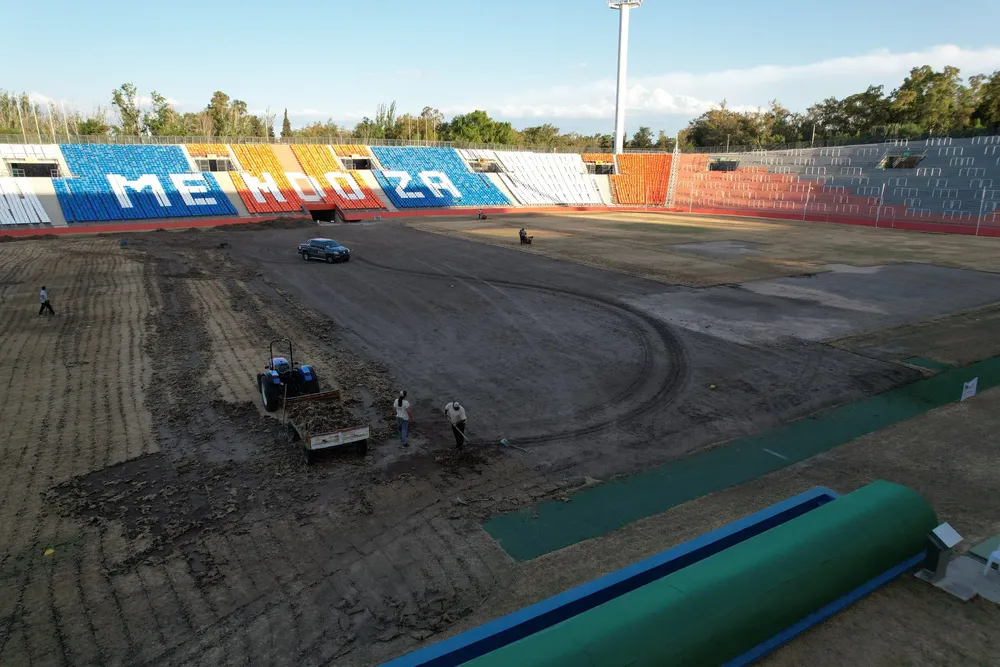 Malvinas Argentinas, trabajo en el campo de juego