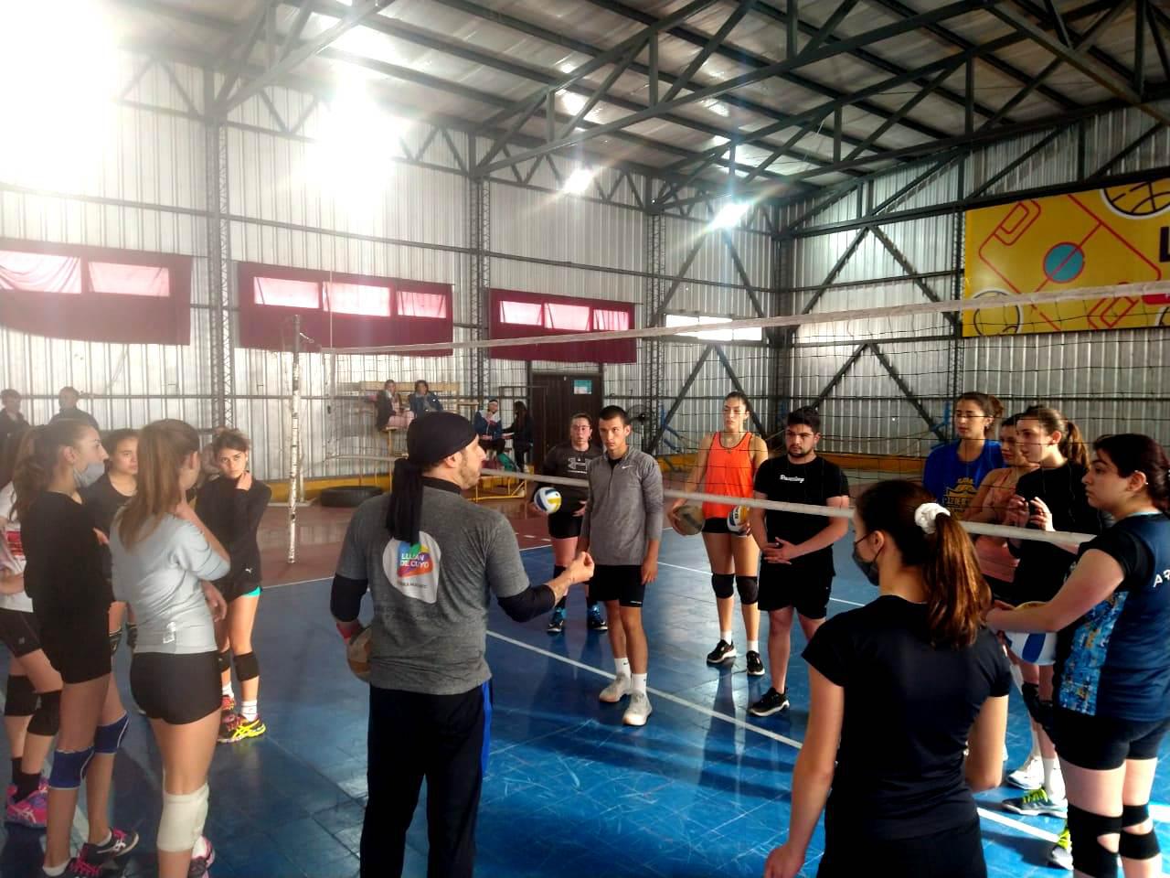 Voley, captan a 40 jugadores mendocinos