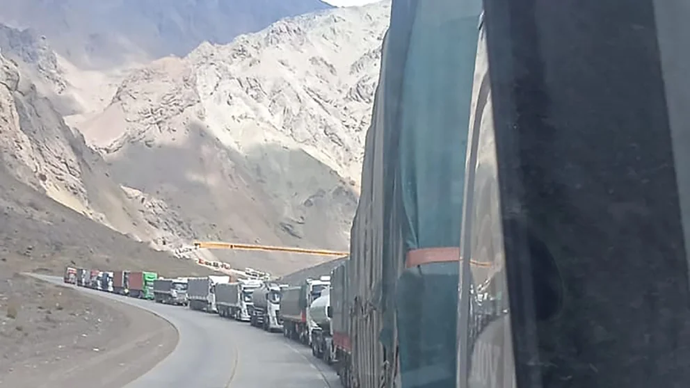 Paso internacional Cristo Redento, camiones intentan cruzar hacia Chile