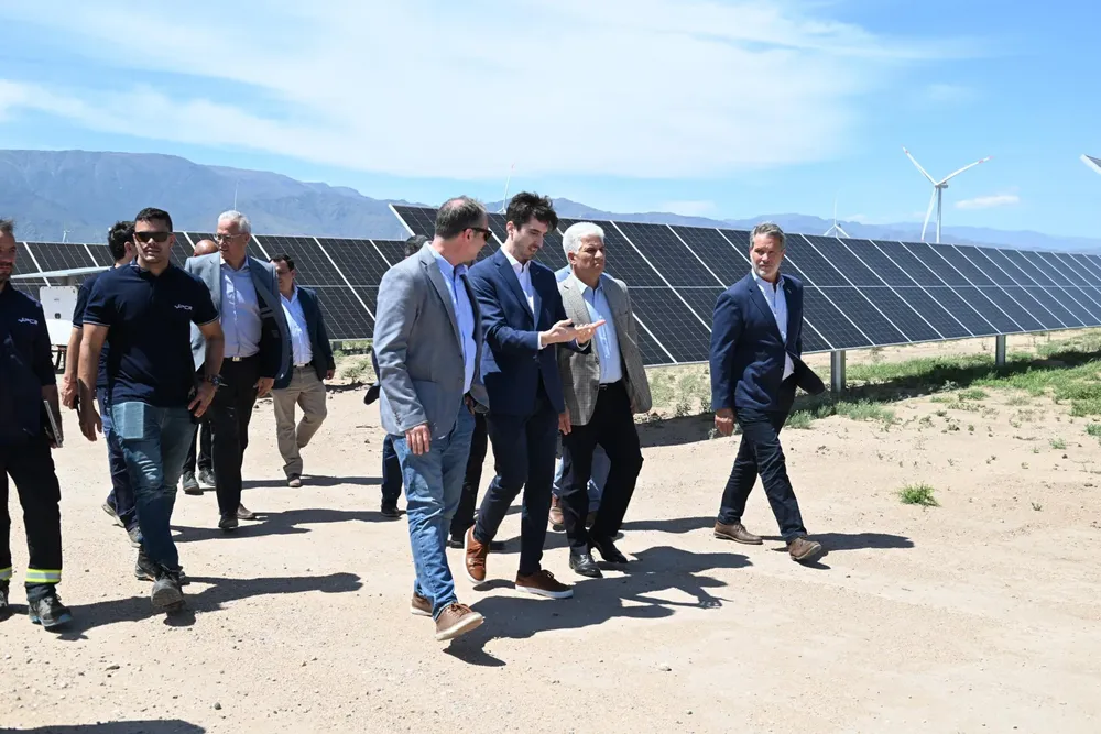 San Luis inaugura el primer parque solar y eólico del país