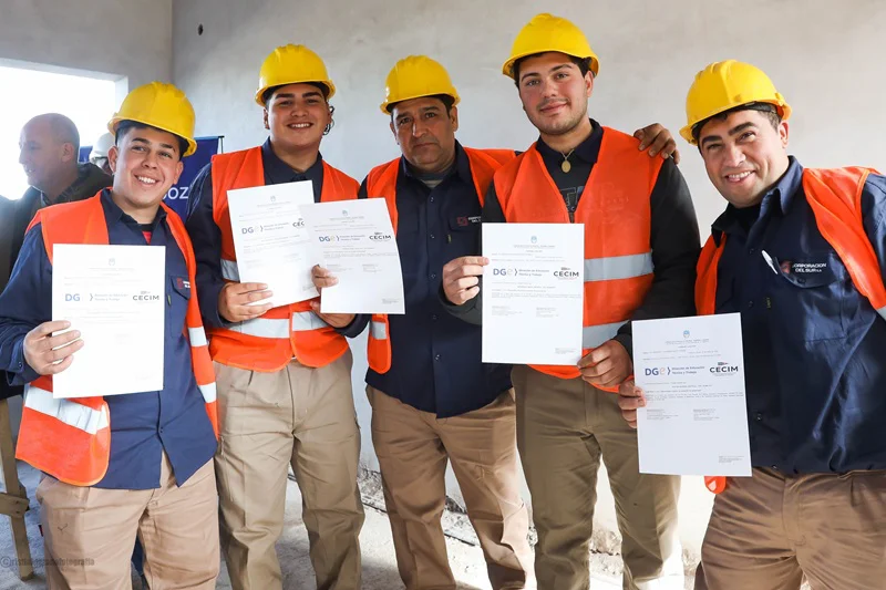 Algunos de los trabajadores que certificaron sus cursos de capacitación.
