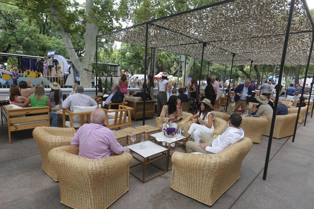 Una reunión para disfrutar el Carrusel de Reinas entre amigos e invitados de Sancor Seguros.