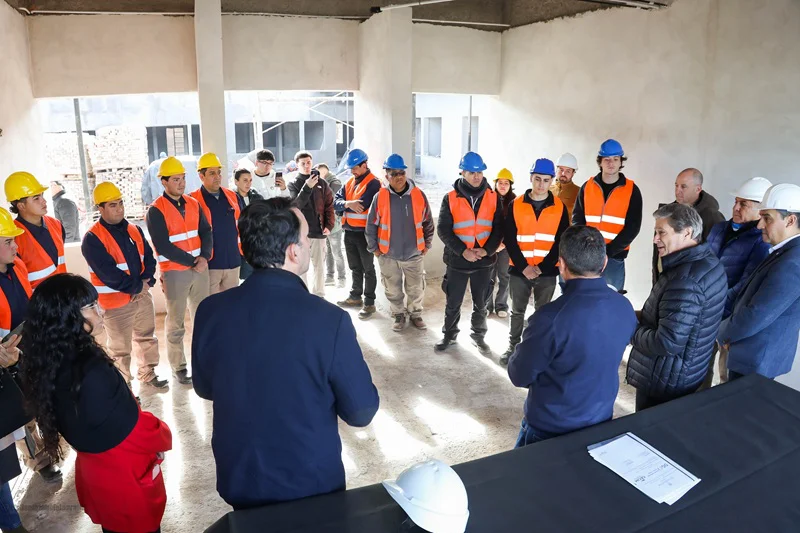El acto de entrega de certificados se realizó en Ugarteche en el mismo lugar de trabajo de los trabajadores capacitados.