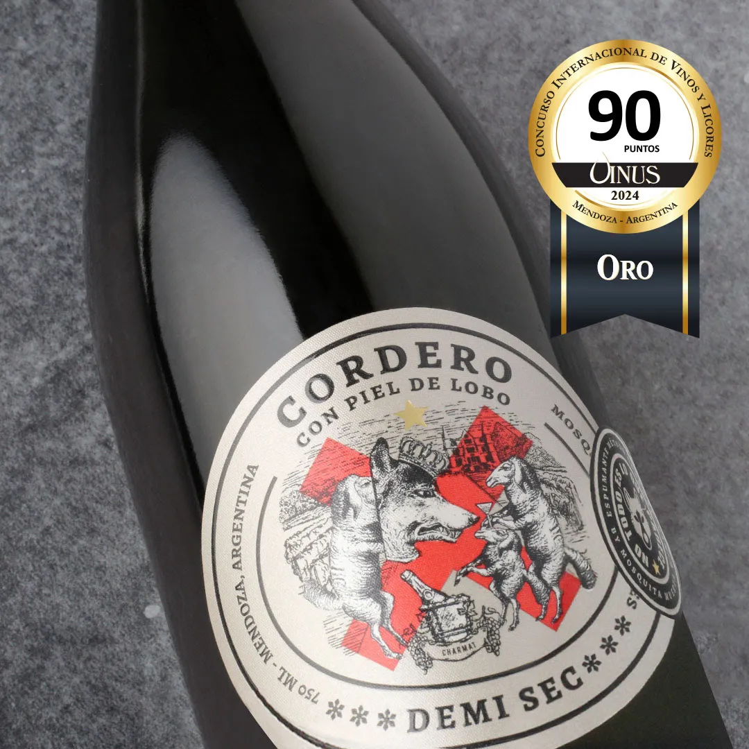 cordero con piel de lobo blanco