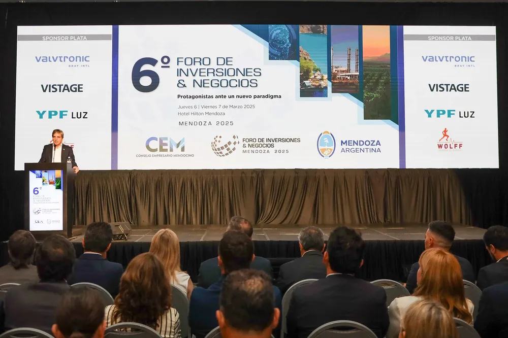 El ministro de Economía de la Nación Luis Caputo, ante un concurrido auditorio