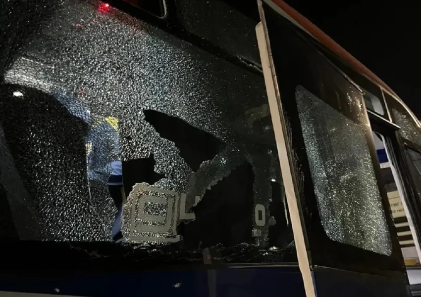 Violencia, micro de Boca apedreado