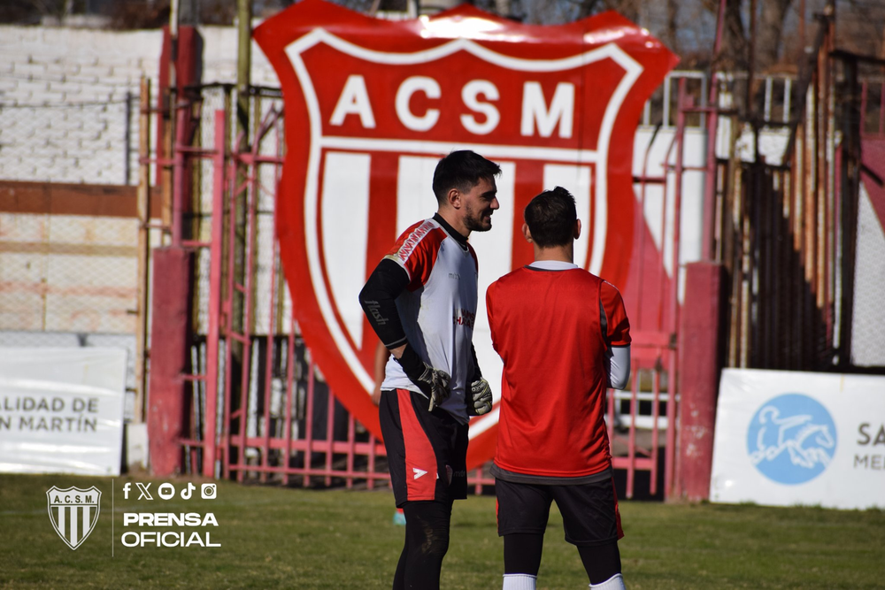 Atletico San Martin, barras apretaron al plantel