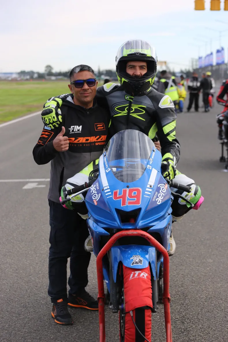Motociclismo, mendocinoss en San Nicolás