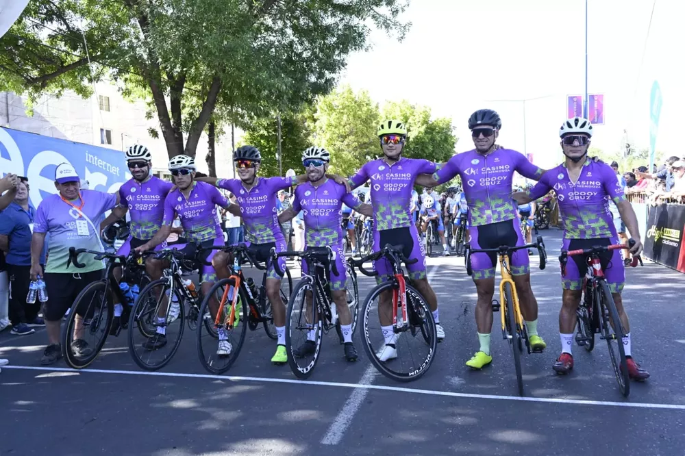 Prólogo-de-la-Vuelta-de-Mendoza-2023-en-Godoy-Cruz-equipo-municipal